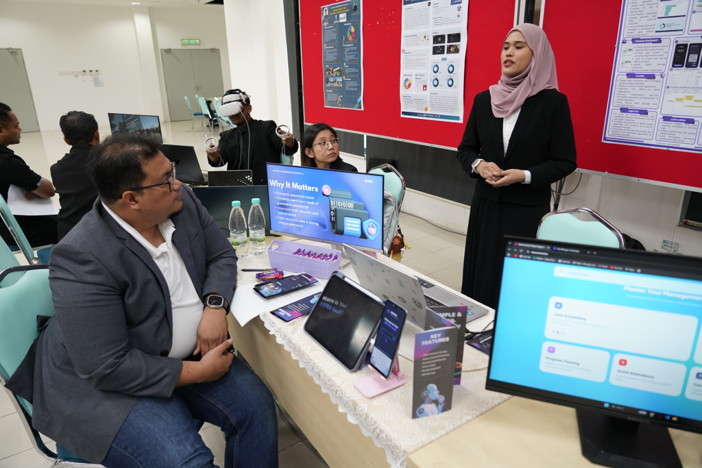 Fakulti Komputeran Pamer Keunggulan Inovasi Pelajar Menerusi FYPro-Com Semester 1 Sesi 2025/2026