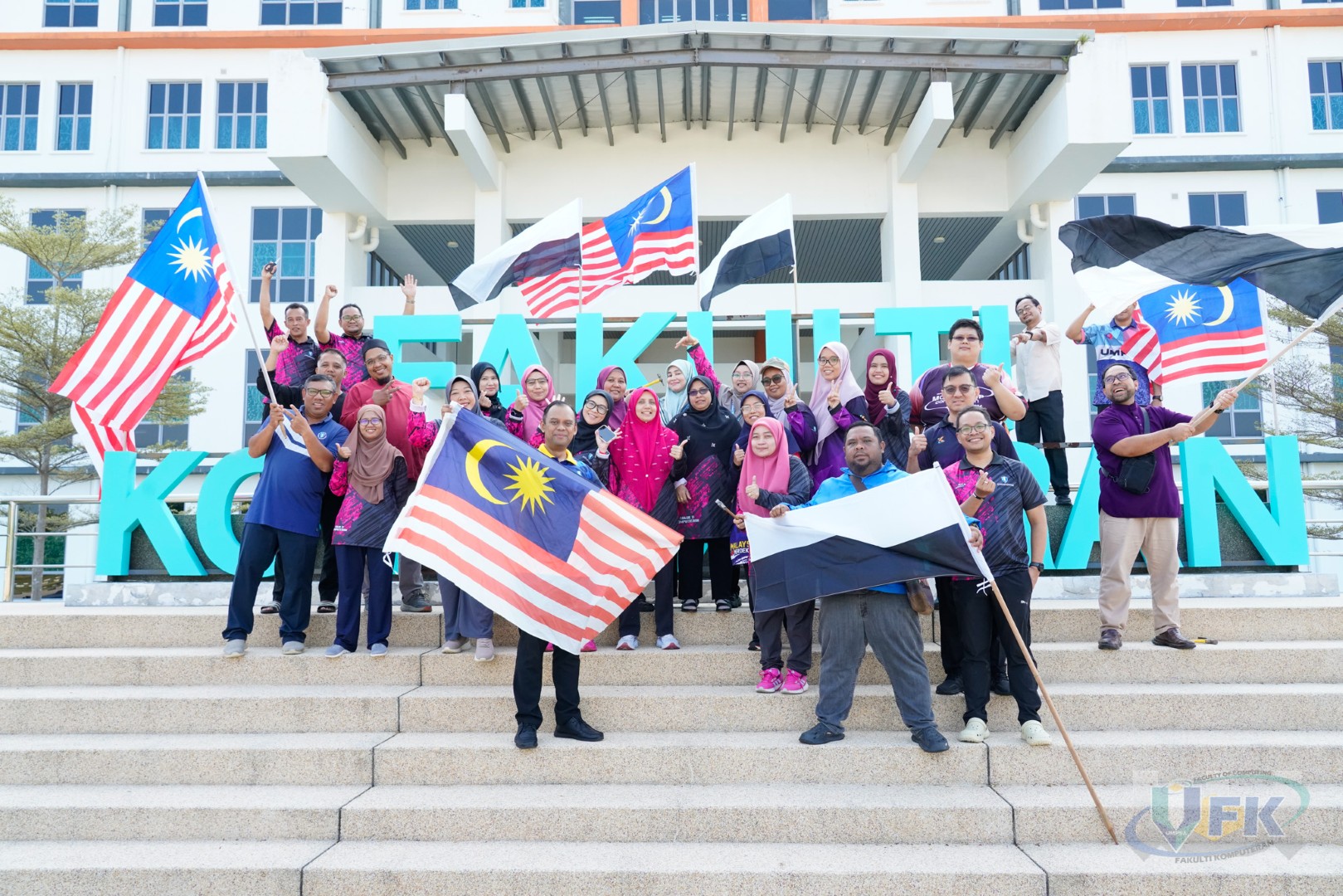 Semarak Kemerdekaan: Gotong-royong Pemasangan Jalur Gemilang di Sekitar Fakulti Komputeran UMPSA