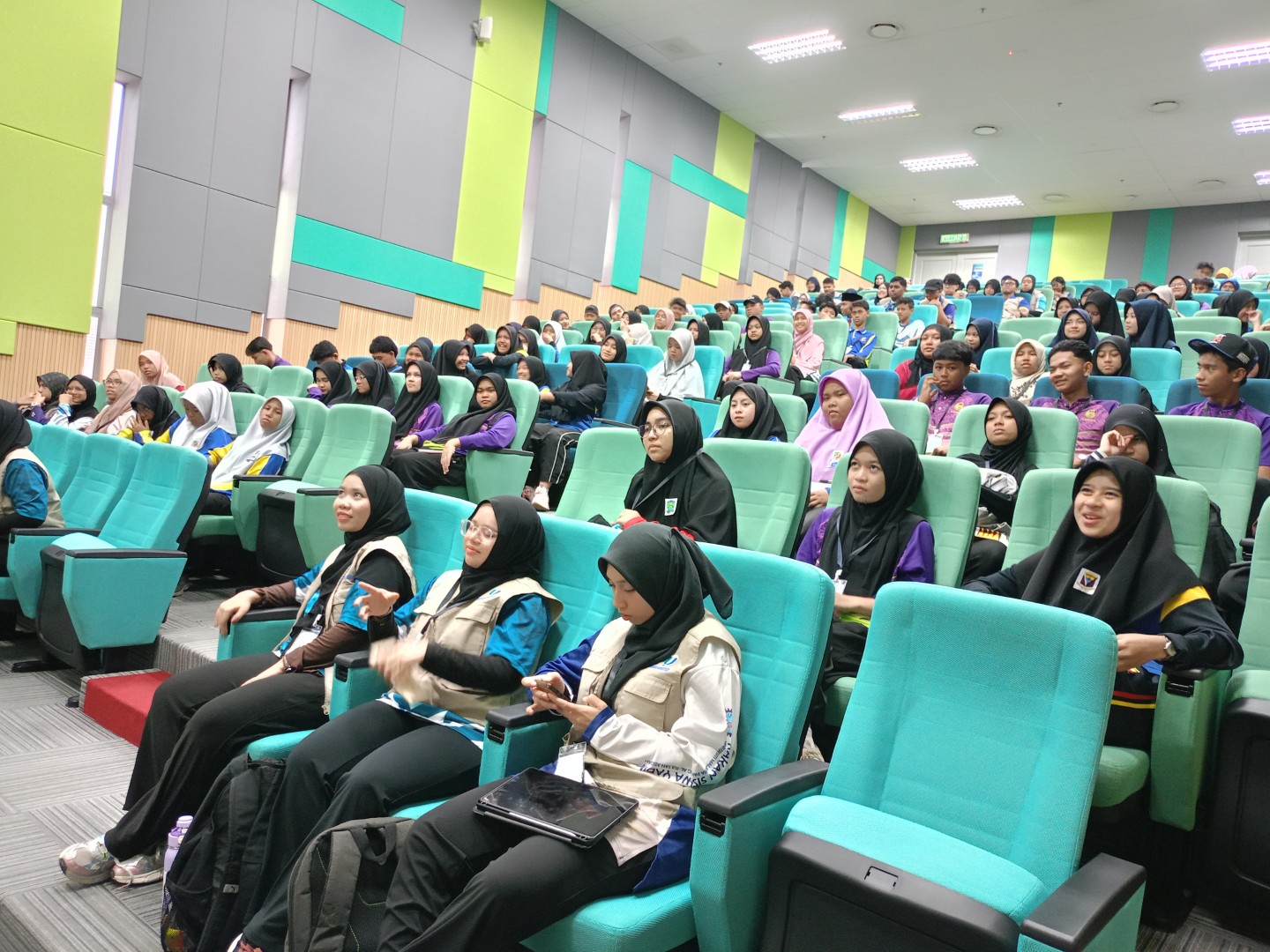 Impak Kepimpinan & Teknologi: Lawatan Penuh Inspirasi Program Leaders of Tomorrow 4.0 Ke Fakulti Komputeran UMPSA